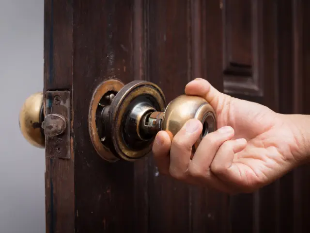 How to open a door without a key_broken lock