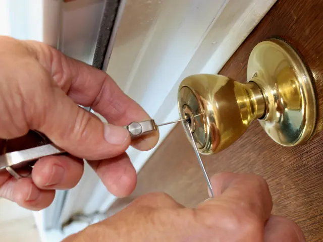 How to open a door without a key_lock picking